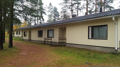 Karhulanvaaran-asuntola-Suomussalmi-ulkokuva.png Karhulanvaaran-asuntola-Suomussalmi-ulkokuva.png