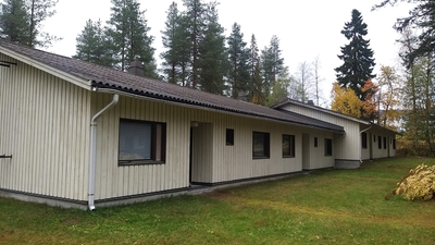 Karhulanvaaran-asuntola-Suomussalmi-ulkokuva-2.png Karhulanvaaran-asuntola-Suomussalmi-ulkokuva-2.png