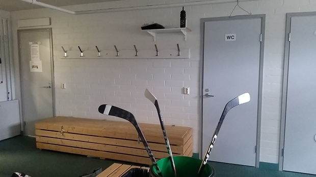 Leirintäaluemajoitus-Suomussalmen-jäähalli-pukuhuone-2.jpeg